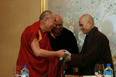Dalai Lama with Thich Nhat Hanh (c) melinarose on Flicker